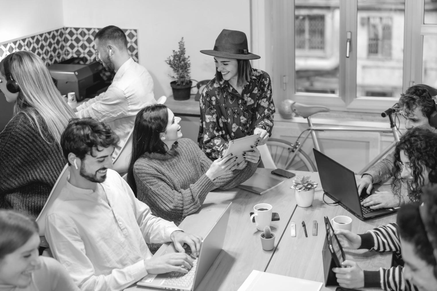 Ομάδα συμμετεχόντων που συνεργάζονται σε άσκηση προϋπολογισμού με πραγματικά νούμερα