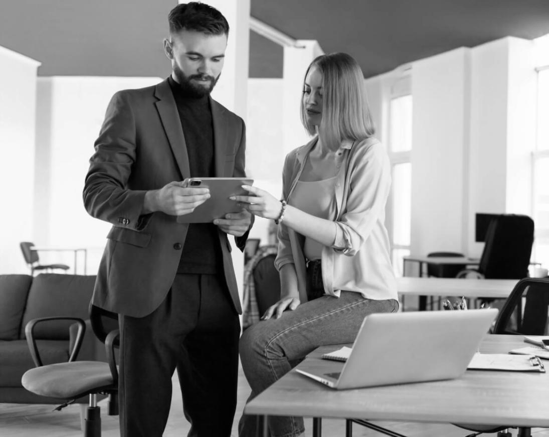 Ομάδα σπουδαστών που συζητούν και εφαρμόζουν οικονομικές έννοιες σε πραγματικές καταστάσεις